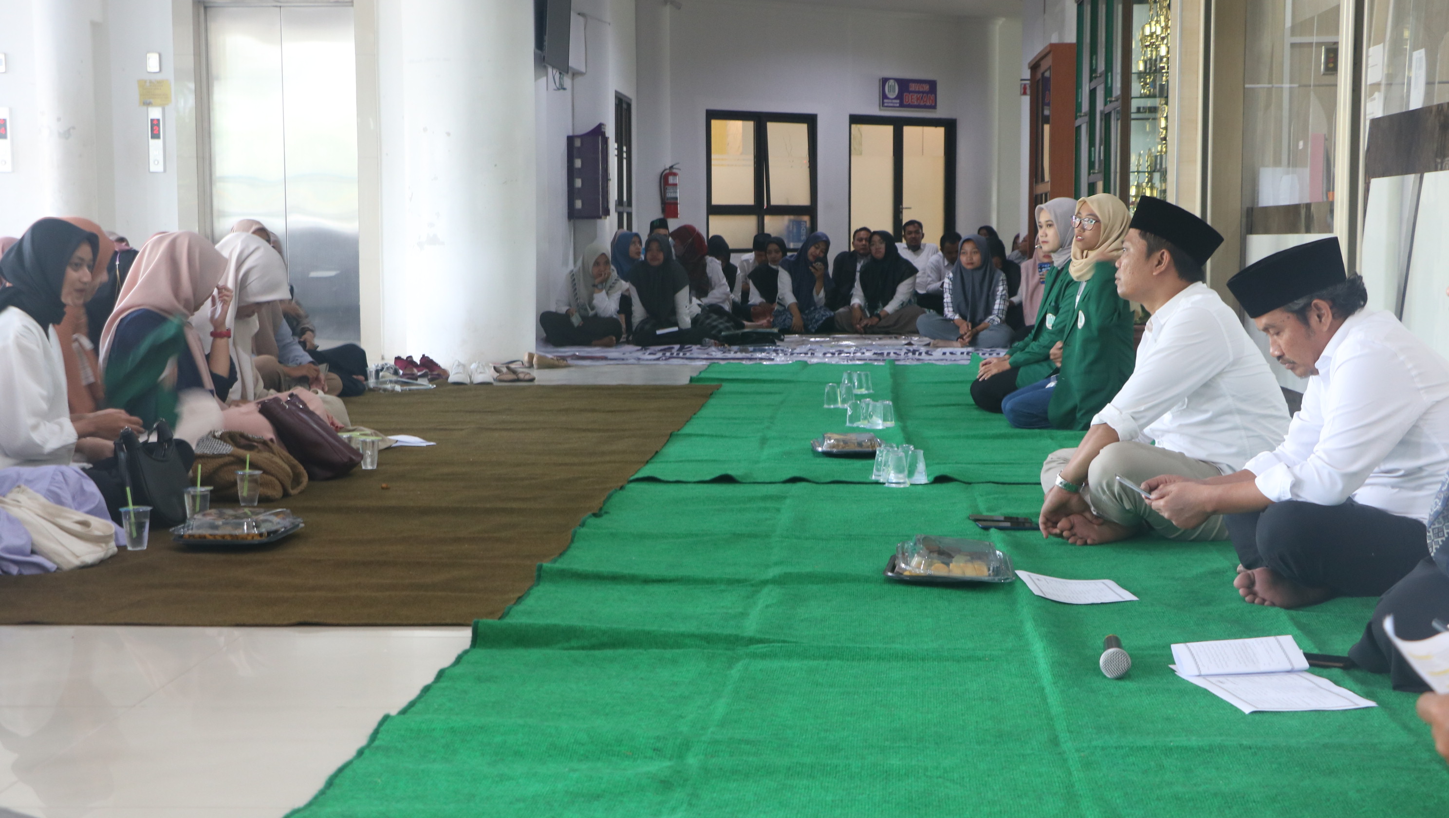 FEBI Mulai Semester Baru Genap Tahun 2022/2023 dengan Doa Bersama dan Pemberian Penghargaan Mahasiswa Berprestasi