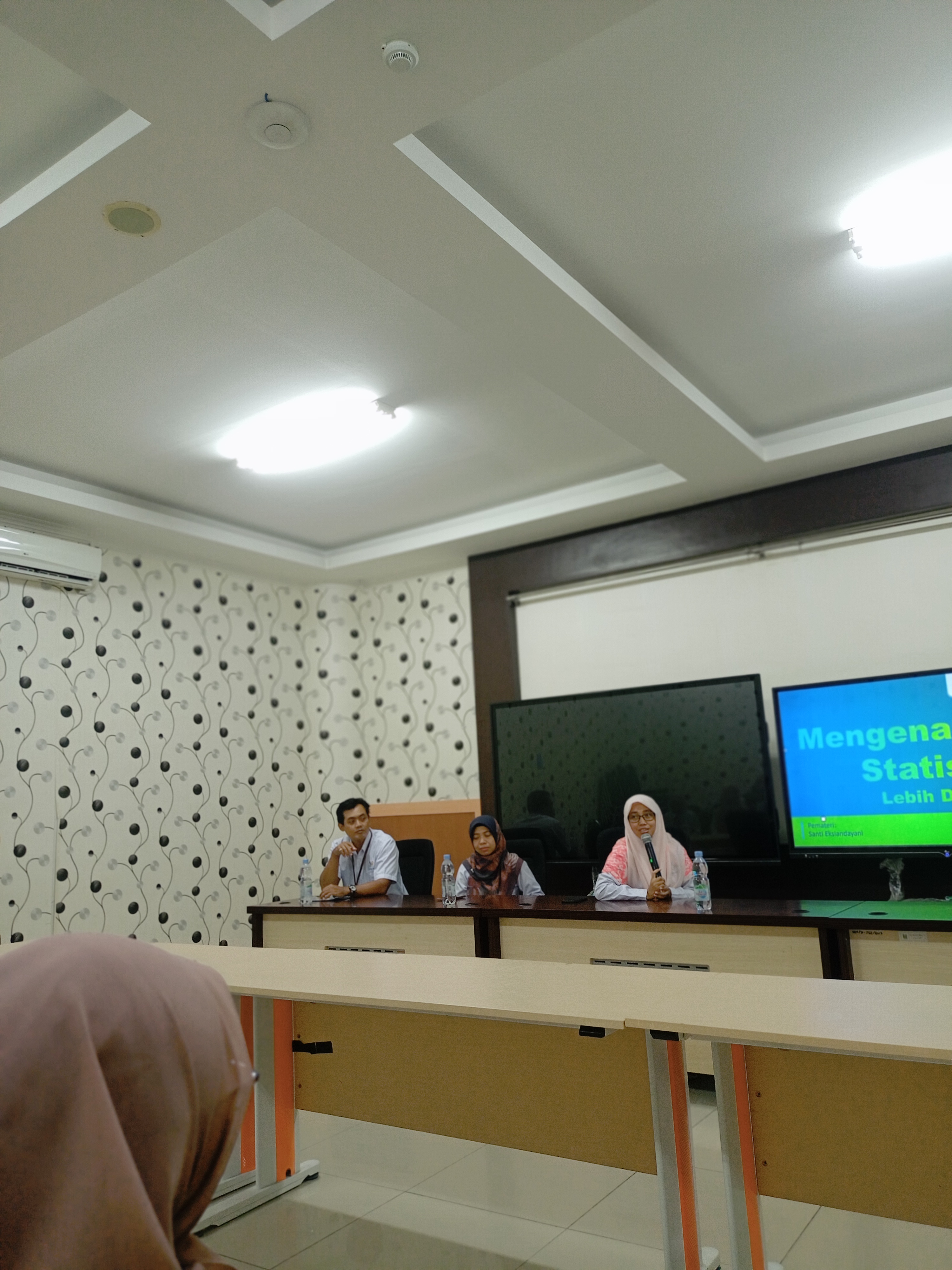 A group of people in a roomDescription automatically generated