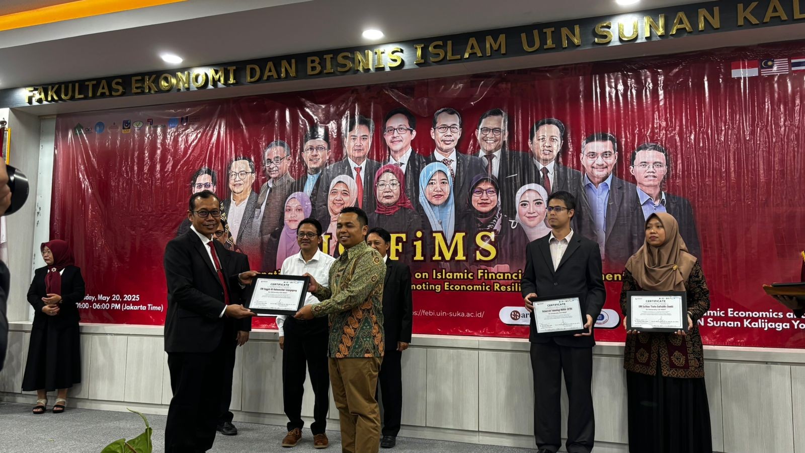 Ramaikan Ajang International Conference on Islamic Finance, Inclusive Economy and Sustainability (ICIFiMS), Mahasiswa dan Dosen FEBI UIN Sayyid Ali Rahmatullah Tulungagung Sabet Best Paper
